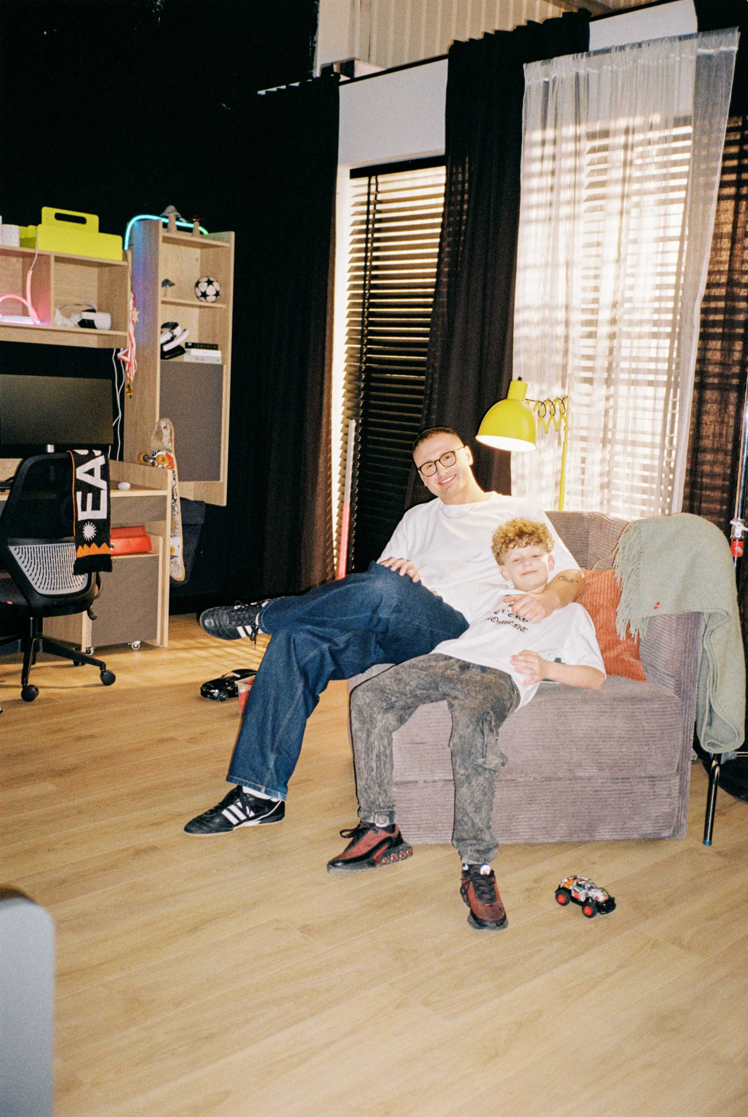 Paaa katalogowe, idealne kampanie. Wpuśćmy tu trochę życia. 

VOX to marka meblowa, która od lat ma mocną pozycję na rynku. Ale przyszedł moment, w którym sama poczuła, że czas na więcej.

Po współpracy z wieloma agencjami trafili do nas z jasnym komunikatem:
„Chcemy być prawdziwi. Chcemy być bliżej ludzi. Chcemy wreszcie mówić jak trzeba.”