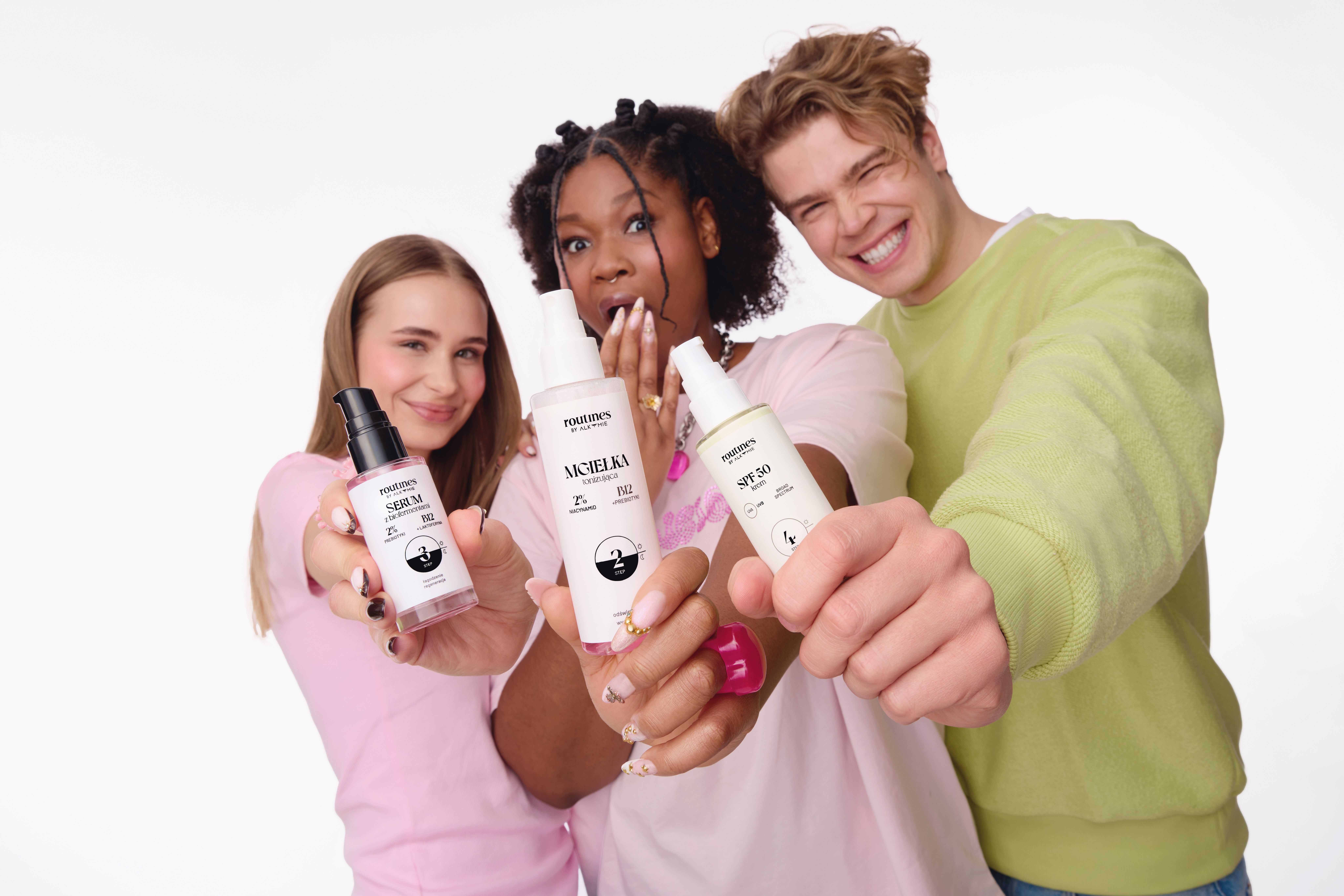 Routines by Alkmie to marka, która zgłosiła się do nas, gdy dopiero startowała. Nie miała jeszcze zbudowanej tożsamości, a jej celem było otwarcie się na zupełnie nową grupę odbiorców – młodszych, bardziej świadomych, potrzebujących czegoś więcej niż tylko ładnego opakowania.